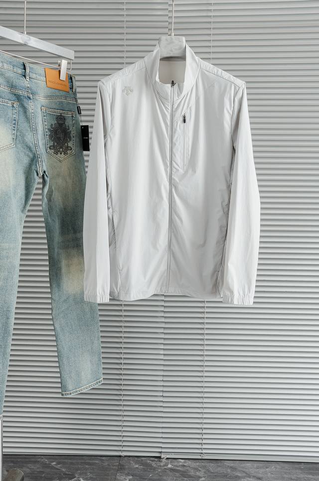 迪桑特 Descente2025男士夹克防晒服#全新户外轻薄防晒外套上线，整体超前时髦的设计，打破设计师以往的传统风格面料采用100%聚酯纤维成分打造，手感轻薄