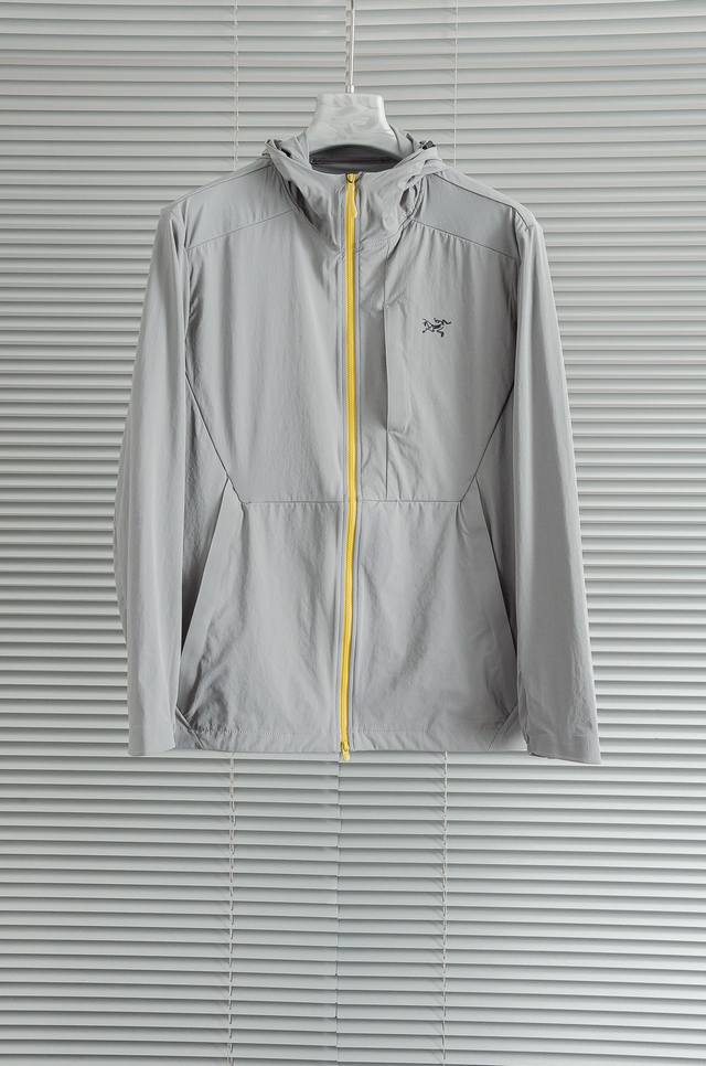 Arc‘Teryx 始祖鸟 男士连帽夹克防晒服#全新户外轻薄防晒外套上线，整体超前时髦的设计，打破设计师以往的传统风格面料采用100%聚酯纤维成分打造，手感轻薄