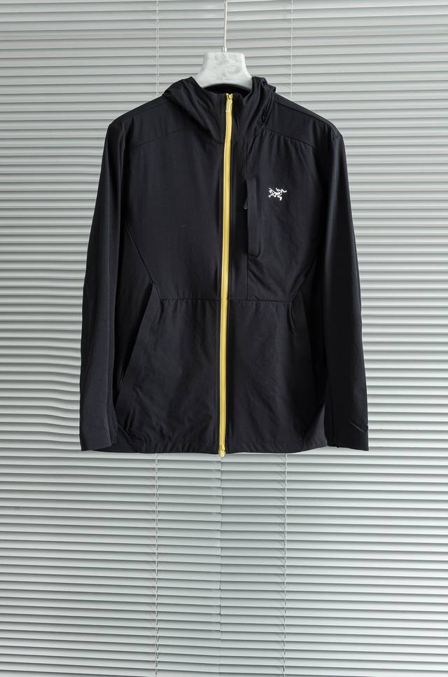 Arc‘Teryx 始祖鸟 男士连帽夹克防晒服#全新户外轻薄防晒外套上线，整体超前时髦的设计，打破设计师以往的传统风格面料采用100%聚酯纤维成分打造，手感轻薄