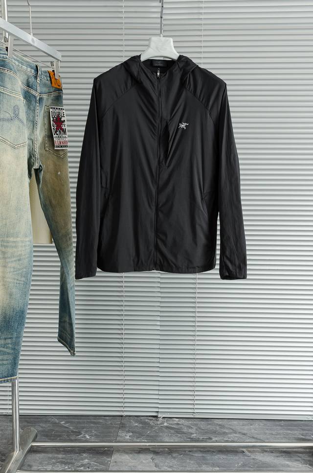 Arc‘Teryx 始祖鸟 男士连帽夹克防晒服#全新户外轻薄防晒外套上线，整体超前时髦的设计，打破设计师以往的传统风格面料采用100%聚酯纤维成分打造，手感轻薄