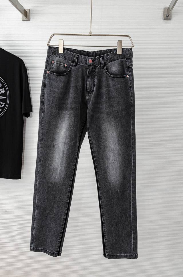 Kiton 2025Ss男士时尚直筒牛仔长裤！贸易公司渠道稀出，领先官网发售！最新裤装单品奉献，所有品质控男粉必须入手的极品，这样一条段位的牛仔裤，担得起世所罕