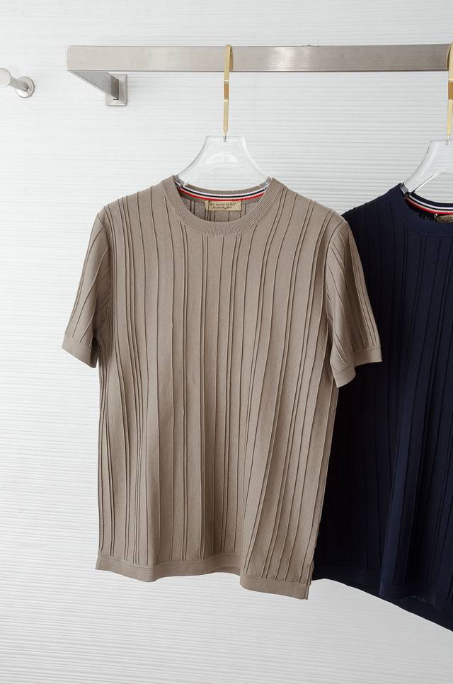 巴宝莉Burberry 2025Ss春夏新品 男士针织圆领短袖衫！采用纤维超细与高弹的伊力特纱线织造而成，质感与纹理都是超级的柔和，非常的轻薄柔软，手感极其的细