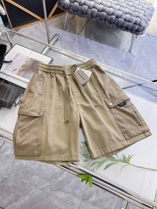 巴黎世家 家春夏25Ss休闲工装裤金典再次出现，原单订制高品质时尚休闲裤。超级百搭款。独家定制面料，挺阔有型，贴身舒适。原版定制专柜最新五金辅料。超靓版型、上身