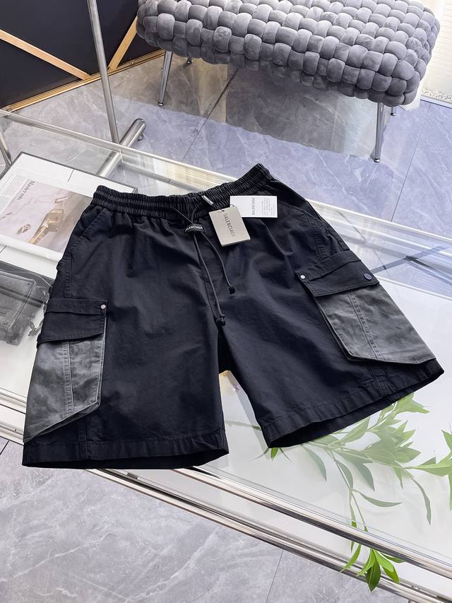 巴黎世家 家春夏25Ss休闲工装裤金典再次出现，原单订制高品质时尚休闲裤。超级百搭款。独家定制面料，挺阔有型，贴身舒适。原版定制专柜最新五金辅料。超靓版型、上身