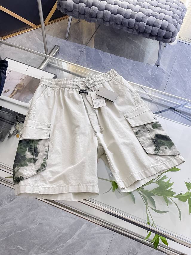 巴黎世家 家春夏25Ss休闲工装裤金典再次出现，原单订制高品质时尚休闲裤。超级百搭款。独家定制面料，挺阔有型，贴身舒适。原版定制专柜最新五金辅料。超靓版型、上身