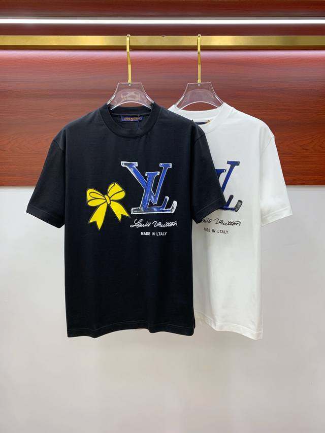 Lv2025春夏新款首发专柜最新款短袖圆领T恤 高端订制 设计前卫时尚！品牌Logo重工艺设计 高端定制丝光长绒棉面料.手感柔软.穿着舒适.专柜级别精致车线.做