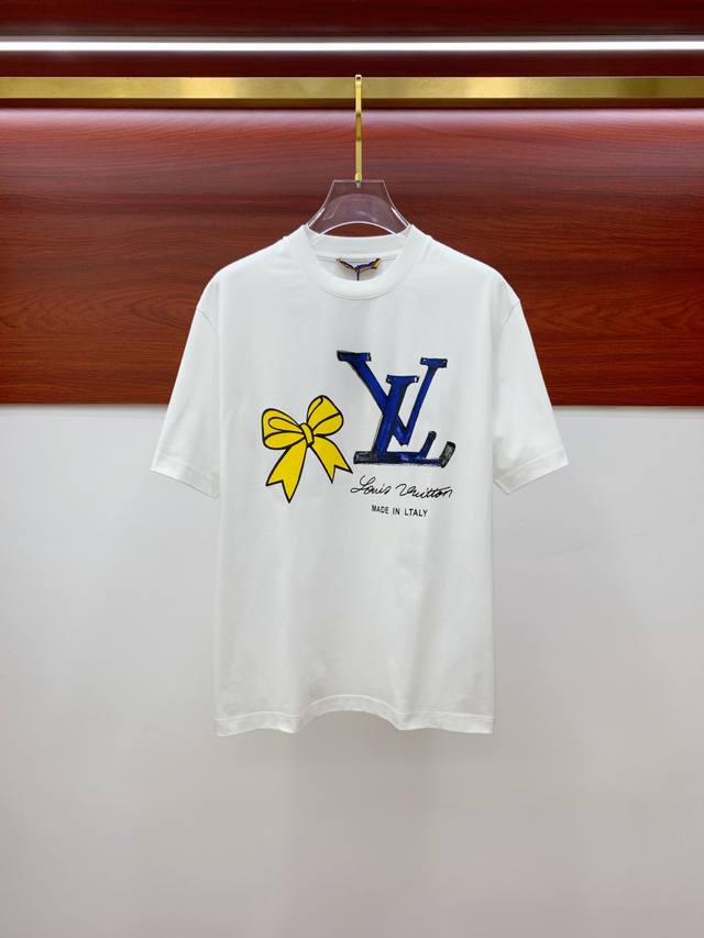 Lv2025春夏新款首发专柜最新款短袖圆领T恤 高端订制 设计前卫时尚！品牌Logo重工艺设计 高端定制丝光长绒棉面料.手感柔软.穿着舒适.专柜级别精致车线.做