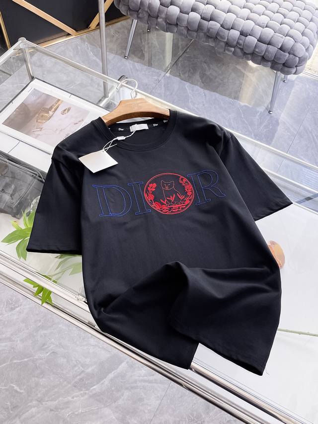 迪奥2025夏季新款短袖T恤，个性艺术系列全网独家首发 百搭款细节处理完美纯棉面料十分精致 原版面料 网红明星同款高版本 高品质手感非常舒服 时尚又个性 超级百