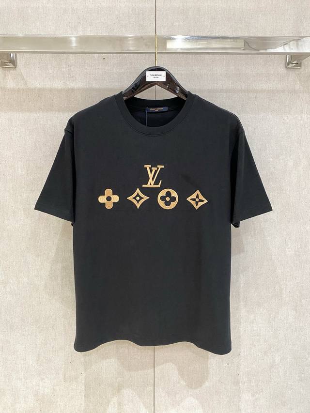 调价。调价 市场有仿版认准工艺和面料 25Sslv纯棉最新面料 最高版本 经典标识图案Logo时尚简约潮流短袖，最顶级的品质专柜原单短袖，顶级制作工艺进口面料，