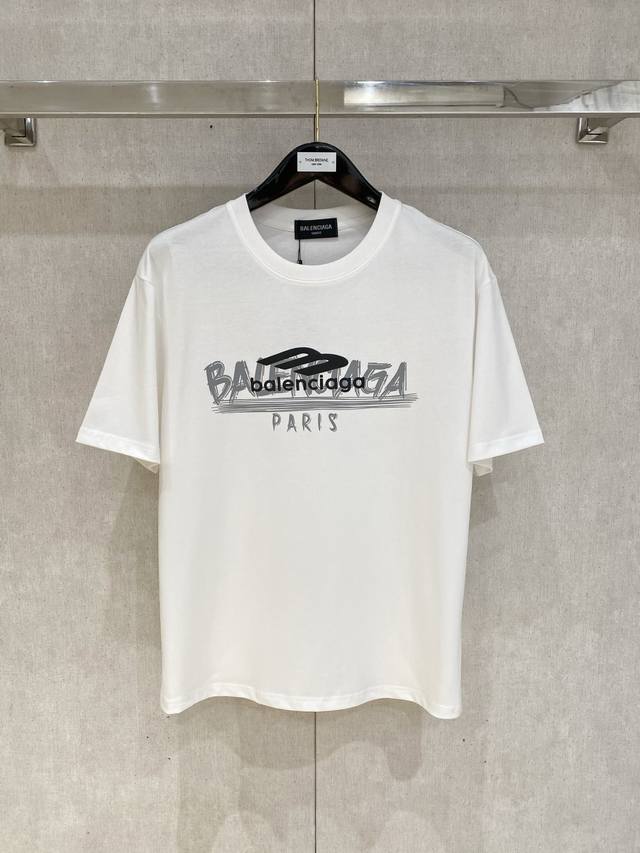 调价。调价 市场有仿版认准工艺和面料 25Ss巴黎世家纯棉最新面料 最高版本 经典标识图案Logo时尚简约潮流短袖，最顶级的品质专柜原单短袖，顶级制作工艺进口面