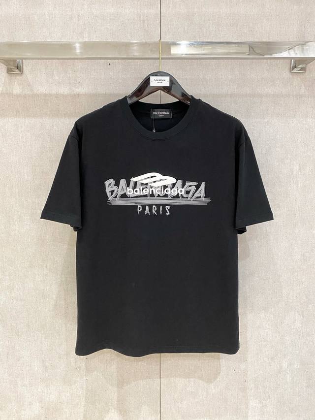 调价。调价 市场有仿版认准工艺和面料 25Ss巴黎世家纯棉最新面料 最高版本 经典标识图案Logo时尚简约潮流短袖，最顶级的品质专柜原单短袖，顶级制作工艺进口面
