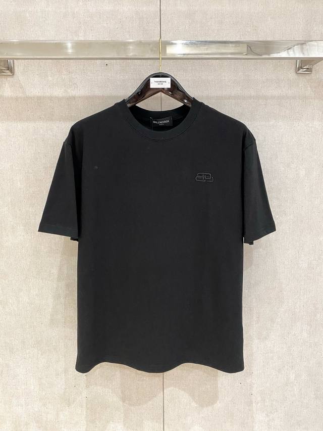 调价。调价 市场有仿版认准工艺和面料 25Ss巴黎世家纯棉最新面料 最高版本 经典标识图案Logo时尚简约潮流短袖，最顶级的品质专柜原单短袖，顶级制作工艺进口面