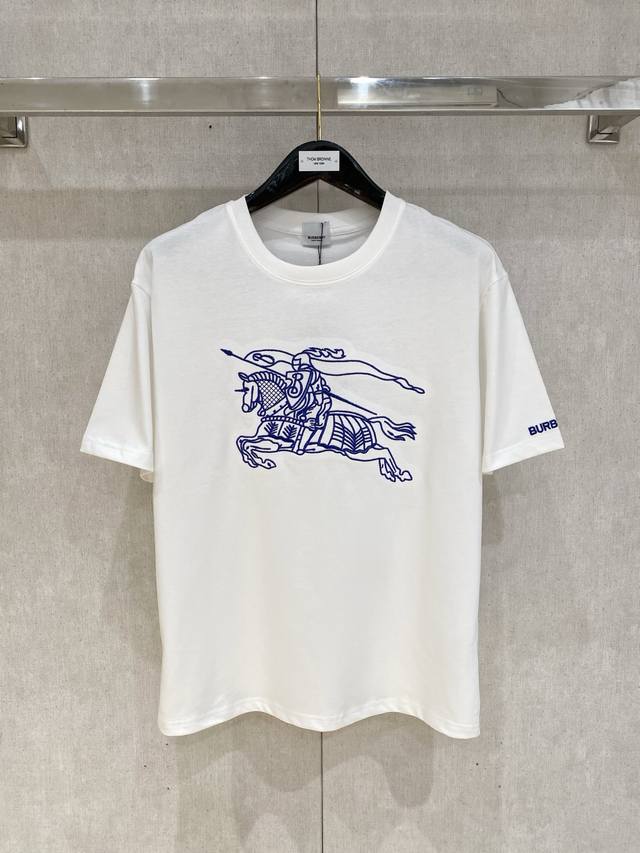调价。调价 市场有仿版认准工艺和面料 25Ss巴宝莉纯棉最新面料 最高版本 经典标识图案Logo时尚简约潮流短袖，最顶级的品质专柜原单短袖，顶级制作工艺进口面料