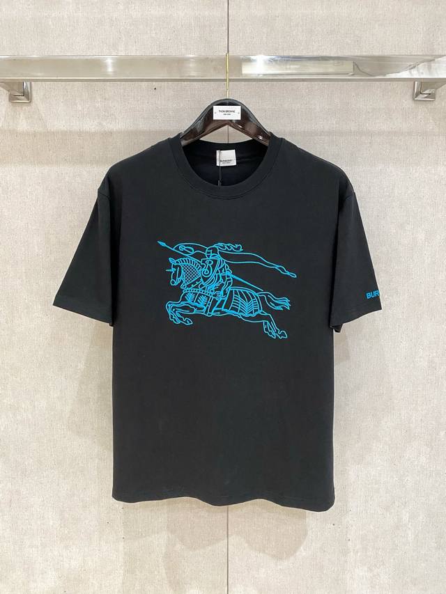 调价。调价 市场有仿版认准工艺和面料 25Ss巴宝莉纯棉最新面料 最高版本 经典标识图案Logo时尚简约潮流短袖，最顶级的品质专柜原单短袖，顶级制作工艺进口面料
