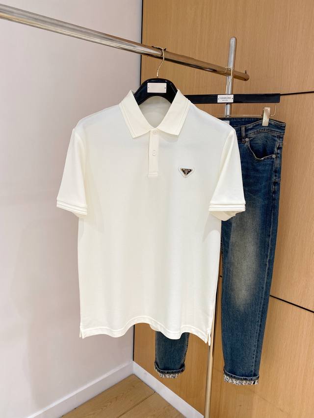 普拉达25Ss新款春夏短袖翻领T恤Polo，最高版本客供定制高端朱地面料简单时尚款，拼色螺纹超级好看！经典Logo简单大方的款式！满满的高级感，四季可穿。简欧风