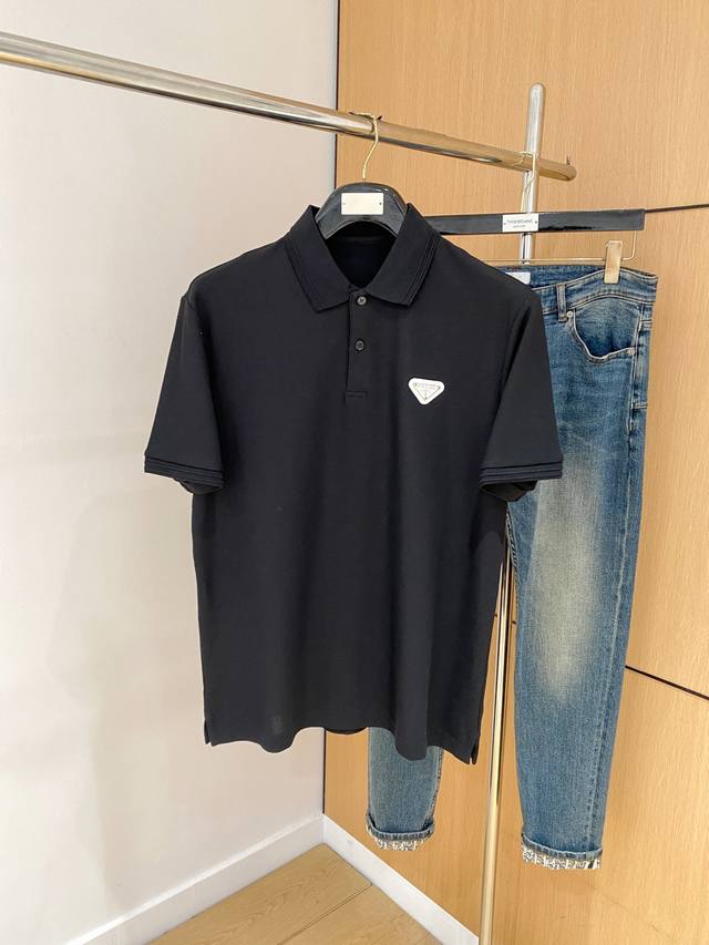 普拉达25Ss新款春夏短袖翻领T恤Polo，最高版本客供定制高端朱地面料简单时尚款，拼色螺纹超级好看！经典Logo简单大方的款式！满满的高级感，四季可穿。简欧风
