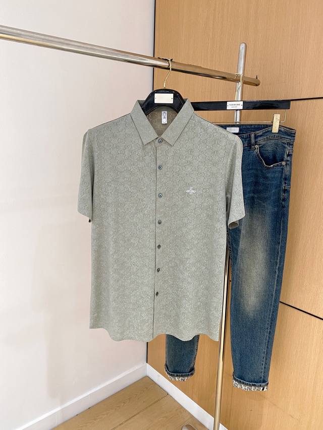 迪奥25Ss春夏新款翻领Polo。精选天丝棉贡缎棉料，舒适细腻带来极佳的亲肤感，同时吸湿透气，W方便打理。精工螺纹现织领口，修饰身形同时更不易变形，5与细节处体