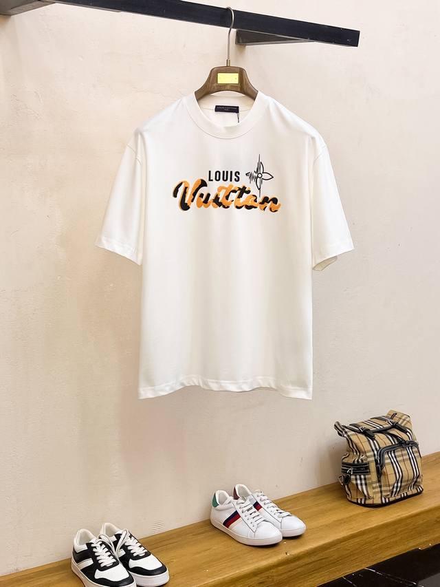 Sslv纯棉最新面料经典标识图案Logo时尚简约潮流短袖，最顶级的品质专柜原单短袖，顶级制作工艺进口面料，专柜款独特设计，采用进口高端订制面料。官网在售！面料版