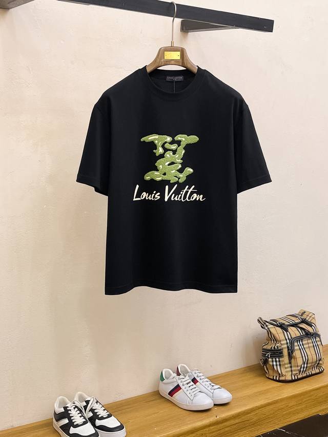 Sslv纯棉最新面料经典标识图案Logo时尚简约潮流短袖，最顶级的品质专柜原单短袖，顶级制作工艺进口面料，专柜款独特设计，采用进口高端订制面料。官网在售！面料版