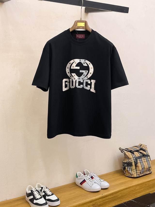 Ss古驰纯棉最新面料经典标识图案Logo时尚简约潮流短袖，最顶级的品质专柜原单短袖，顶级制作工艺进口面料，专柜款独特设计，采用进口高端订制面料。官网在售！面料版