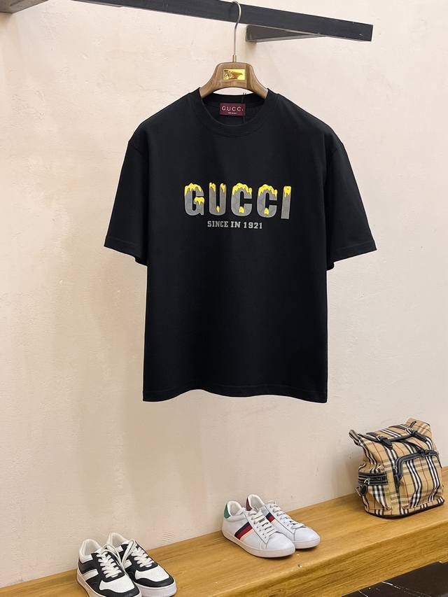 Ss古驰纯棉最新面料经典标识图案Logo时尚简约潮流短袖，最顶级的品质专柜原单短袖，顶级制作工艺进口面料，专柜款独特设计，采用进口高端订制面料。官网在售！面料版