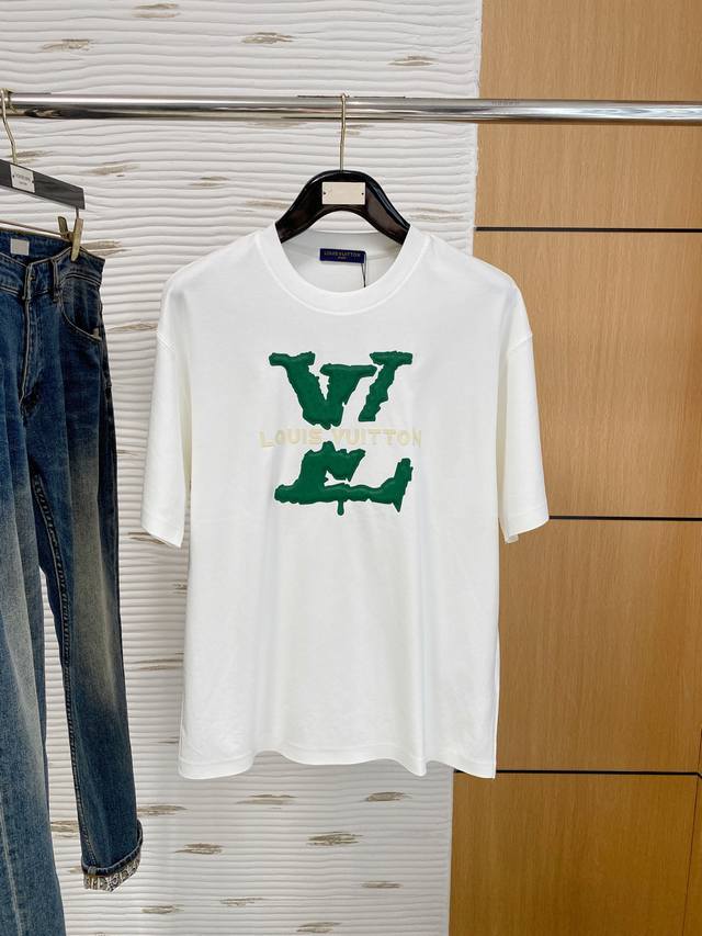 路易威登Lv . 高定面料 250克纯棉 2025蛇年春夏专柜新品短袖时尚经典圆领短袖袖口下摆采用无痕设计 时尚单品设计，更加时尚舒适，高标准定制，上身非常有型
