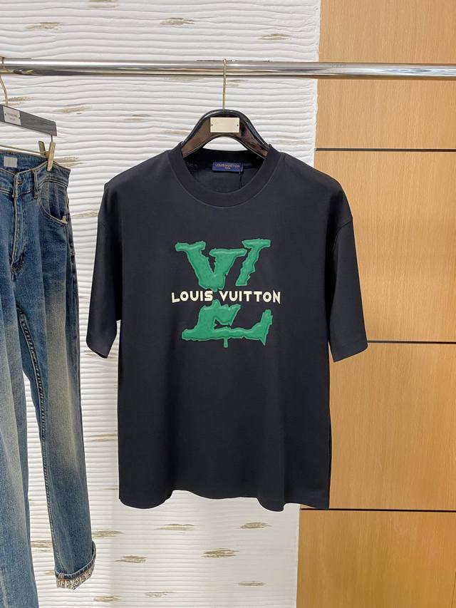 路易威登Lv . 高定面料 250克纯棉 2025蛇年春夏专柜新品短袖时尚经典圆领短袖袖口下摆采用无痕设计 时尚单品设计，更加时尚舒适，高标准定制，上身非常有型