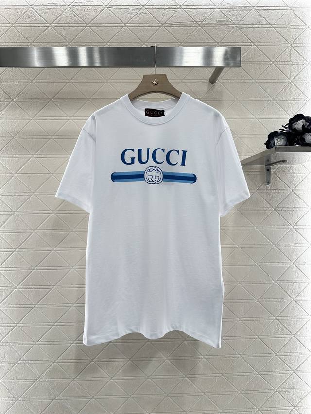 Gucc*2025新品上架 印花圆领 定制Yb原生全棉材质 透气舒适 质感十足 宽松短袖T恤裁剪 凸显品牌格调 采用克重纯棉制成 垂坠感十足 呈现显瘦视觉效果