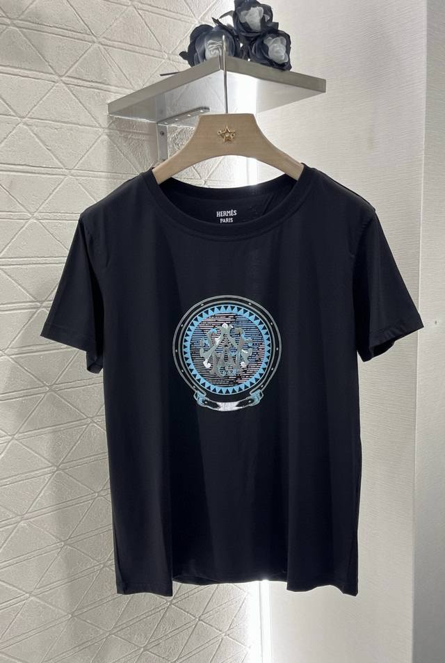 Herme*2025新品上架 图腾渐变印花 定制Yb丝光全棉材质 透气舒适 质感十足 常规短袖T恤裁剪 凸显品牌格调 采用克重纯棉制成 略带有弹力 呈现显瘦视觉