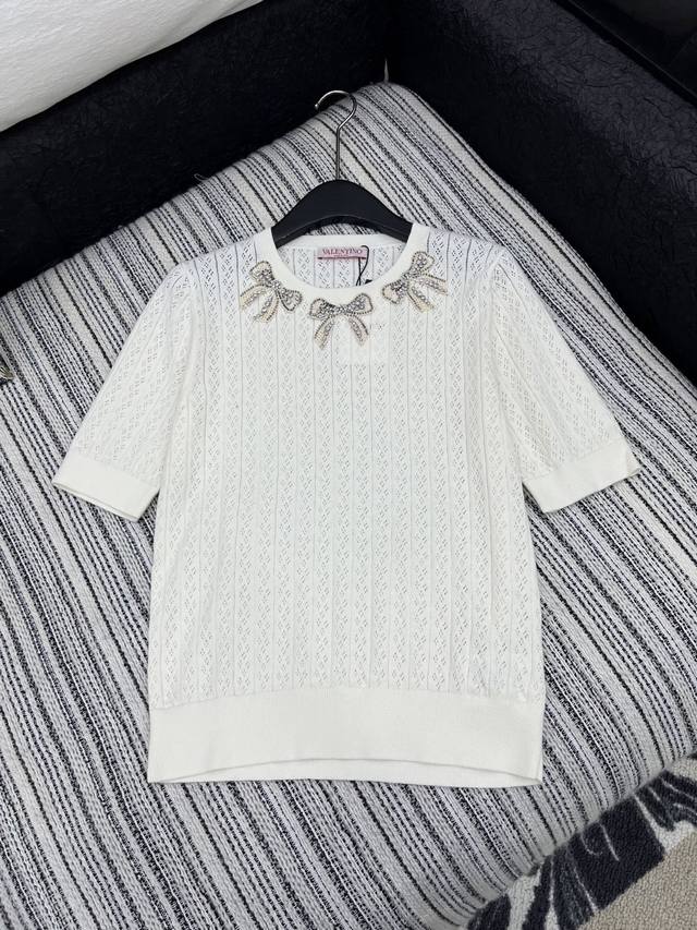 爆款现货 原单品质 Valen* ｜25新品短袖针织衫 精致版型上身巨显瘦！定制手工钻蝴蝶结工艺 低调奢华！ 时髦精必备单品解锁所有穿搭！ 认准我家品质！经典单