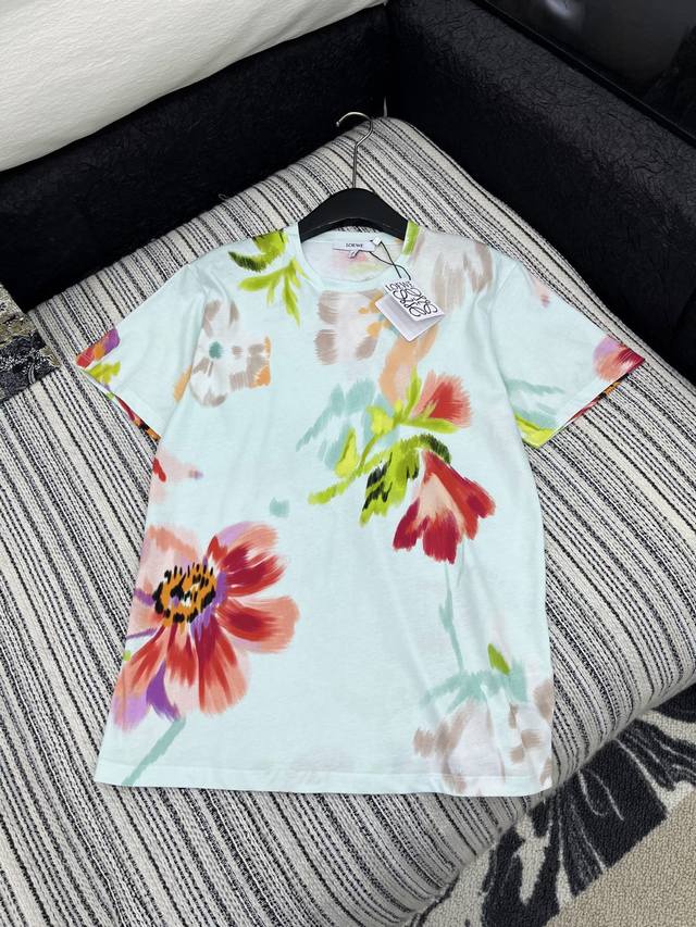 爆款现货 原单品质 Loe*｜25新品印花短袖T恤 精致常规版型上身巨显瘦！ 定制最新印花 低调奢华！ 时髦精必备单品解锁所有穿搭！ 认准我家品质！经典单品时髦