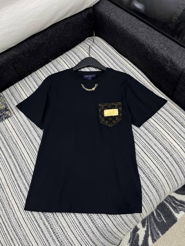 爆款现货 原单品质 Lv*｜2025新品圆领金色铁牌装饰 定制Yb全棉材质 透气舒适 质感十足 常规短袖T恤裁剪 凸显品牌格调 采用克重纯棉制成 呈现显瘦视觉效