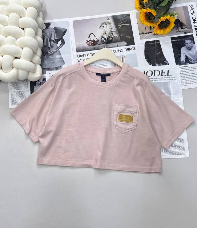 Louis Vuitton2025新款短款口袋金属短袖T恤， 定制Yb克重全棉材质 透气舒适 质感十足 短款T恤裁剪 凸显品牌格调 采用克重纯棉制成 略带有弹力