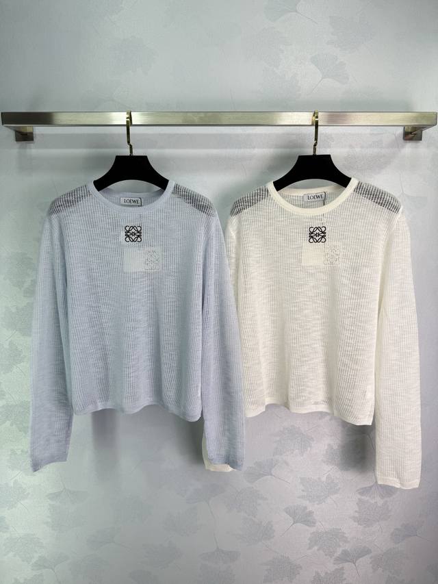 Loew*白色蓝色长袖针织衫，胸前Logo刺绣设计，坑条纹理面料，修身显瘦。手感舒适，适合春秋穿着。2色3码Sml 。T226B