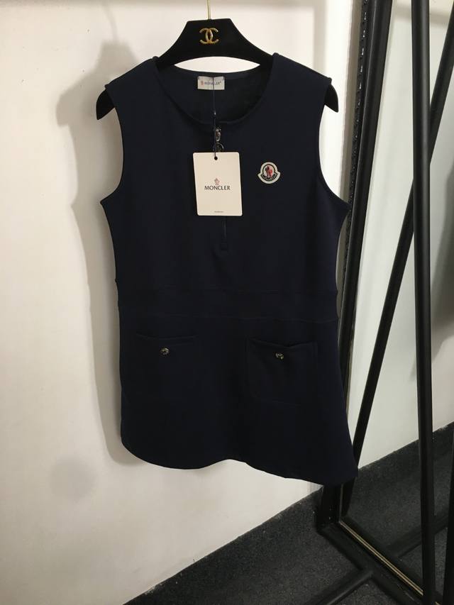 款号20253662 Moncle*蒙口新款 刺绣徽章拉链背心连衣裙，白色，灰色，藏蓝色，Sml， M码；胸围92，长78
