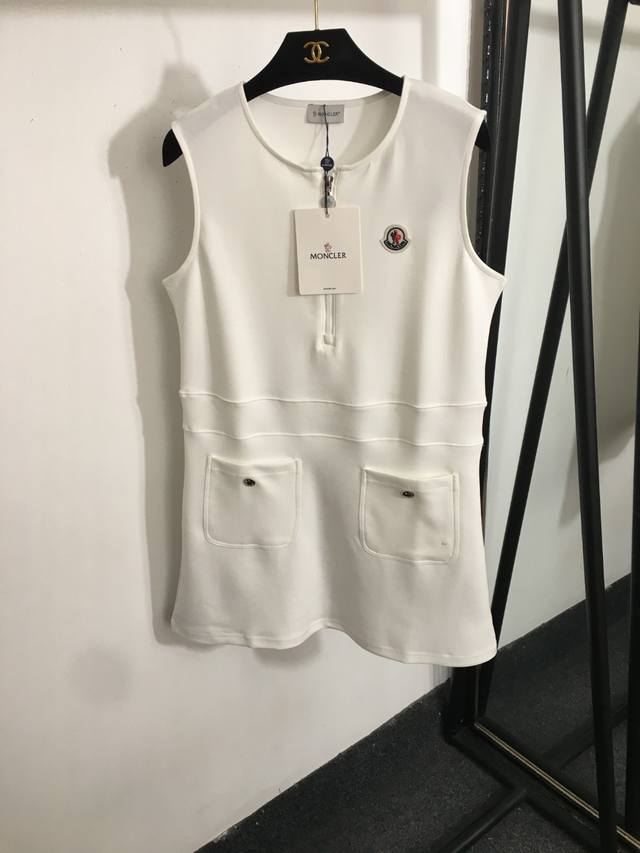 款号20253662 Moncle*蒙口新款 刺绣徽章拉链背心连衣裙，白色，灰色，藏蓝色，Sml， M码；胸围92，长78