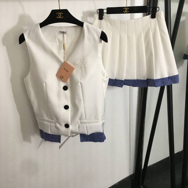 款号20253659 Miumi*新款套装，字母Logo刺绣贴布V领西装马甲外套+格子拼接百褶短半裙，白色，灰色，Sml， M码；胸围92，长52；腰围72，长