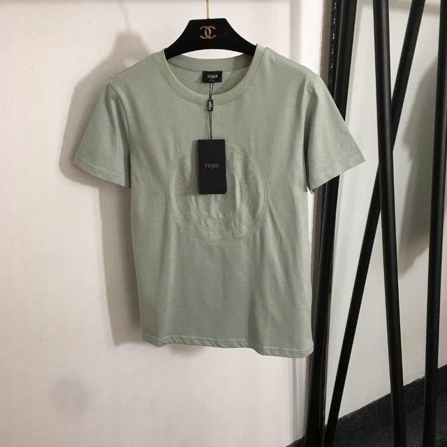 款号20253651 Fend*新款 Logo字母贴布休闲短袖T恤，卡其色，绿色，粉色，Sml， M码；肩宽40，胸围92，袖长19，长63