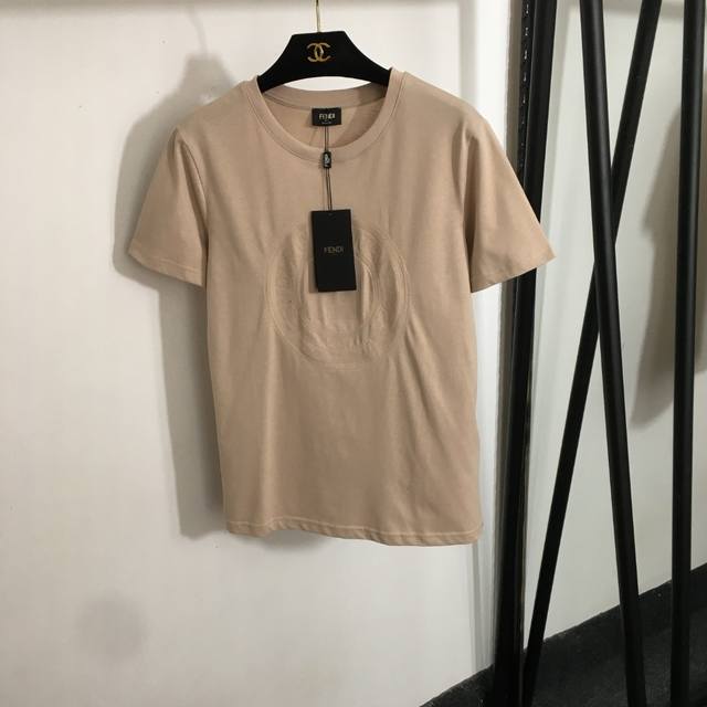 款号20253651 Fend*新款 Logo字母贴布休闲短袖T恤，卡其色，绿色，粉色，Sml， M码；肩宽40，胸围92，袖长19，长63