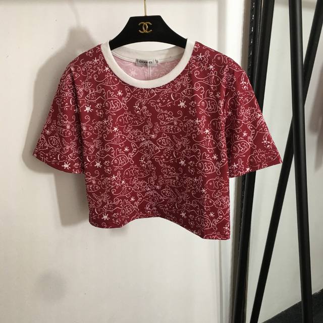 款号20253649 Chane*新款 满身小鱼印花短袖短款T恤，酒红色，Sml， M码；肩宽42，胸围96，袖长21，长44