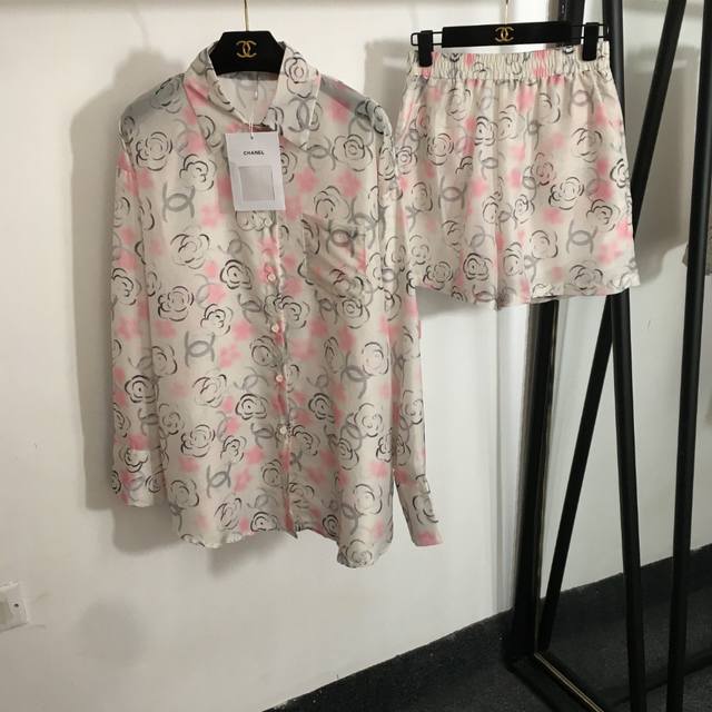 款号20253562 Chane*新款家居风休闲套装，小香Logo山茶花长袖衬衣+短裤，白色，S-Xl， M码；肩宽55，胸围118，袖长54，长73；腰围64