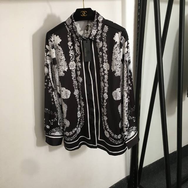 款号20253559 Versac*新款 复古花纹印花长袖衬衣，米白色，黑色，S-Xl， M码；肩宽38，胸围102，袖长59，长66