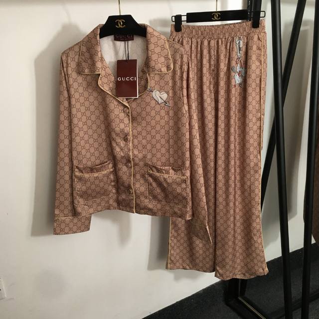 款号20253557 Gucc*新款家居风休闲套装，老花Gg字母印花 一箭穿心长袖衬衣+松紧腰休闲长裤，卡其色，S-Xl， M码；肩宽40，胸围102，袖长60