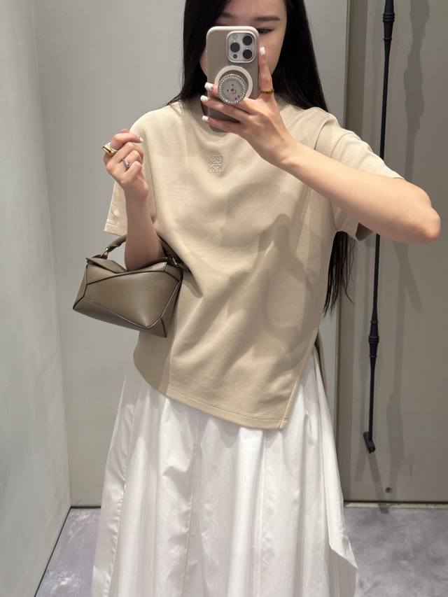 Loew* 25Ss春夏新款 圆领小标刺绣Logo短袖T恤丨独家高版出品！定制裁剪设计，纯棉材质与舒适度兼具。简约大气的小版型设计真的巨显身材，恰到好处的衣长