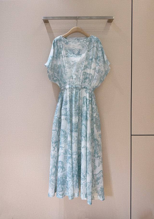 D家25Cruise新品 时尚单品 纯棉材质一字领连衣裙 雾霾绿森林动物印花，宽松的蝙蝠袖，巧妙遮掩手臂线条，松紧腰高腰收束，勾勒出曼妙身姿，2侧设有口袋，复古