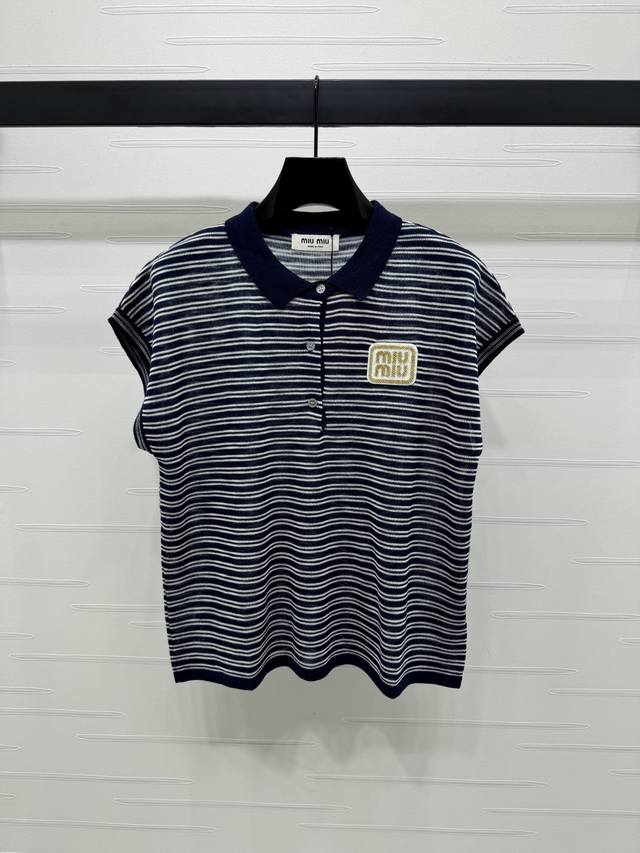上新原单高端品质 Miumi*2025春夏最新系列！条纹Polo领针织短袖！定制Yb进口纱线织造 舒适软糯 Polo领半开扣禁锢 通体两色条纹撞色更显高街时髦气