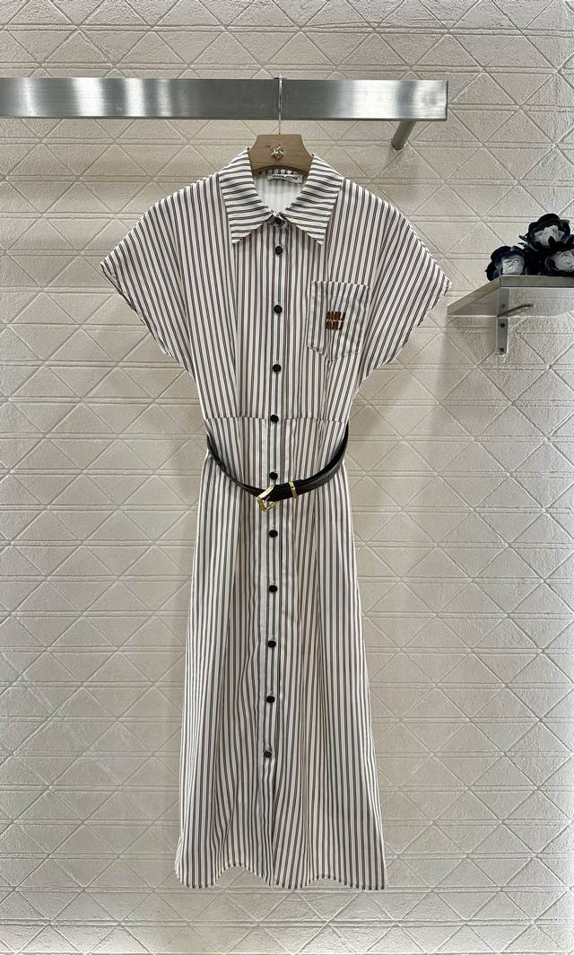 Miumi*2025新品上架 条纹腰带连衣裙 定制Yb进口斜纹稠材质 质感舒适细腻 垂顺有型 开襟短袖连衣裙剪裁 通体满铺竖状条纹 裁剪利落修身 腰身立裁起到收