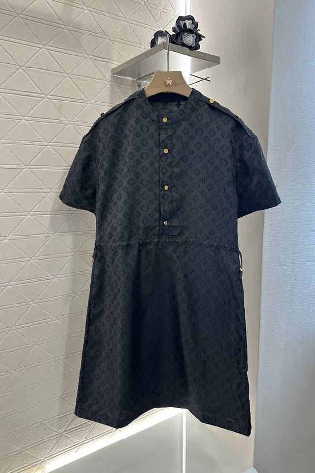 Louis Vuitto*2025新品上架 短袖提花抽绳连衣裙 定制Yb进口全棉提花材质 质感光泽 舒适亲肤 短袖连衣裙剪裁 前襟纽扣半开襟调节 与肩上带扣细节