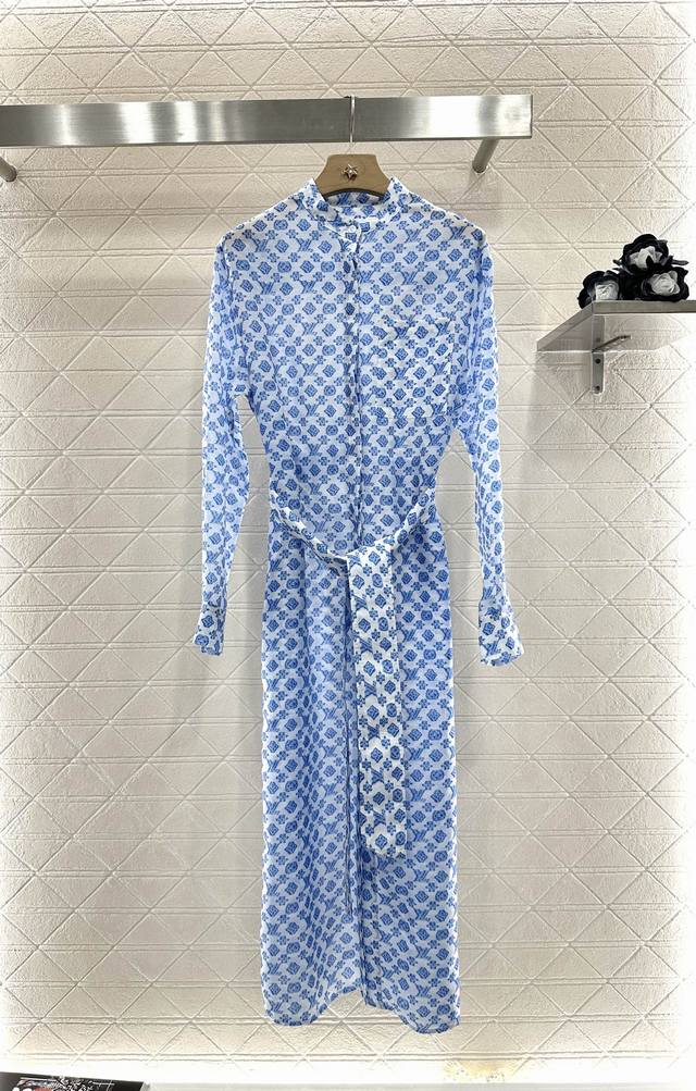 Louis Vuitto*2025新品上架 印花腰带衬衫连衣裙 定制Yb进口斜纹稠材质 质感透气 舒适宜人 衬衫连衣长裙版型 通体满印四叶草元素和字母徽标图案