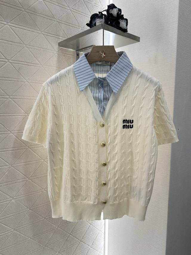 Miumi*2025新品上架 撞色假两件针织上衣 定制Yb亚麻纱线织造 舒适软糯 弹力十足 衬衫内衬条纹V领麻花钩针短袖 打造假两件版型 条纹内里于领口露出 与